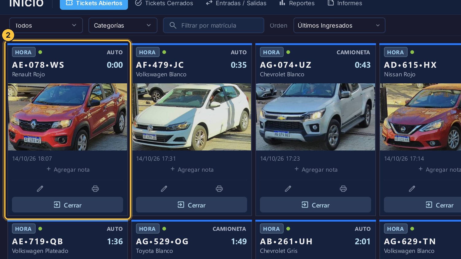 El ticket aparece solo, primero en la lista: con la foto, la matrícula, la categoría y, debajo de la foto, la hora de entrada.