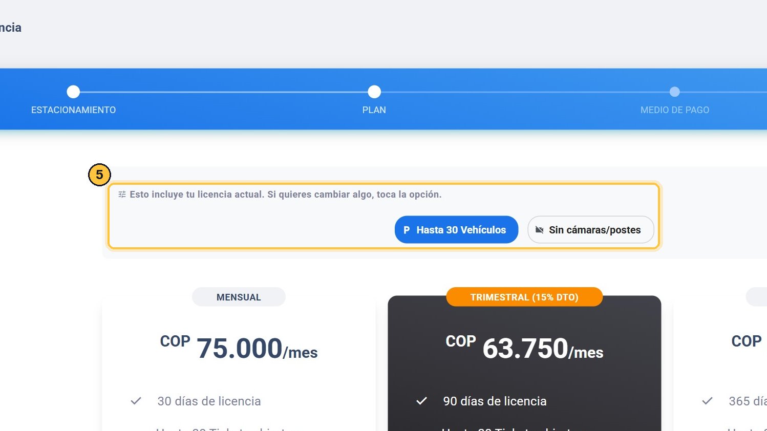 El plan ya viene con lo que tiene hoy: hasta treinta vehículos, sin cámaras. Si quieres cambiar algo, toca la opción.