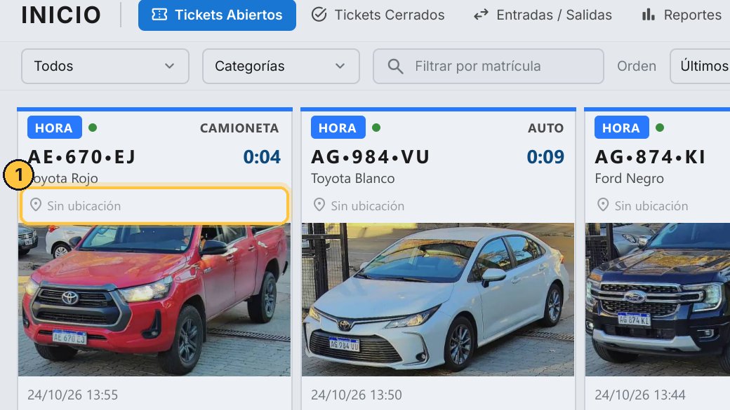Cada tarjeta muestra su plaza. Este vehículo lo tomó la cámara al entrar, y todavía no tiene: dice Sin ubicación.