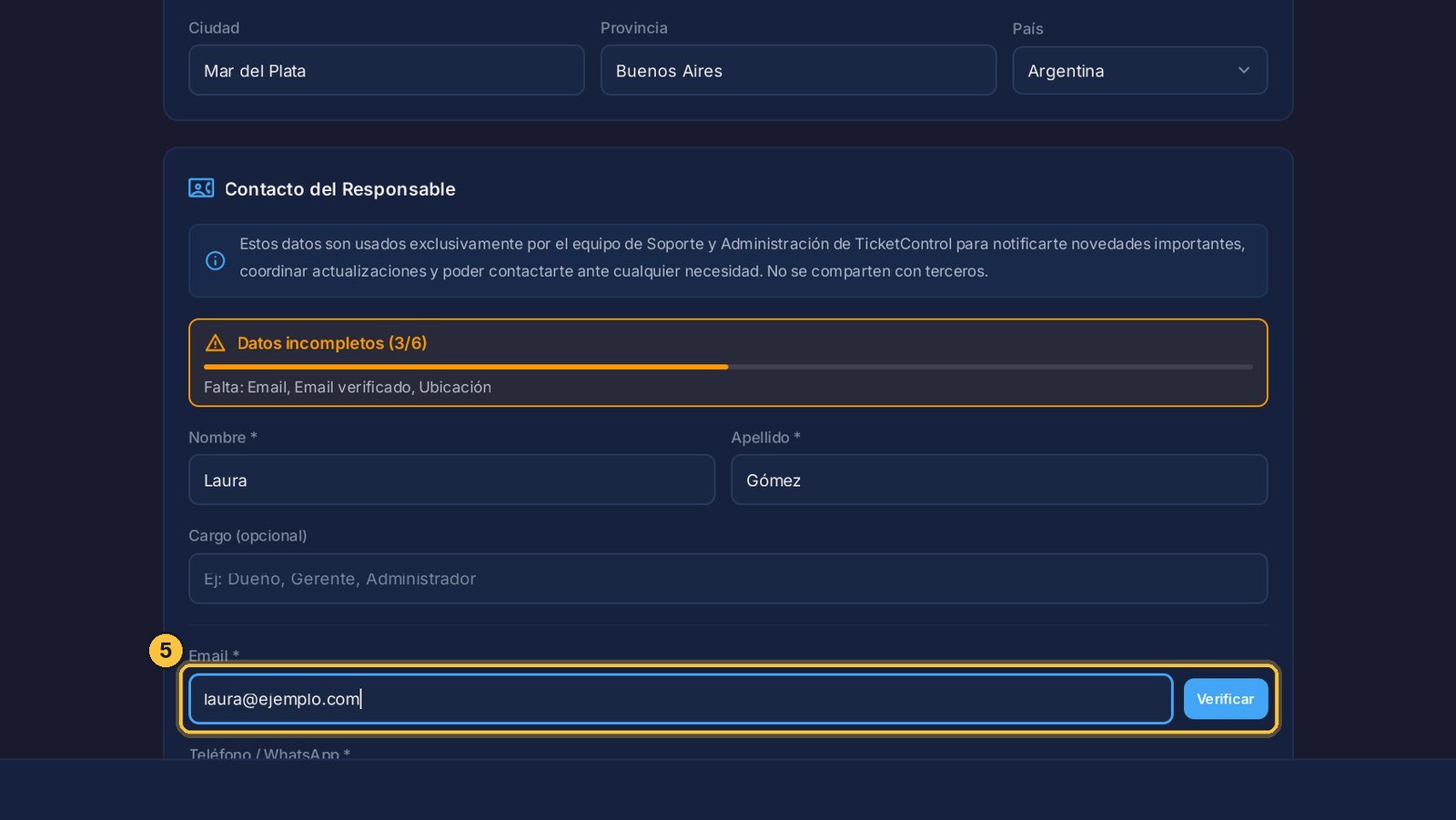 Escribe tu email. Mientras lo escribes, al lado aparece el botón Verificar: con un clic te llega un código de seis dígitos a ese correo. Al escribir ese código en esta pantalla, el email queda verificado.