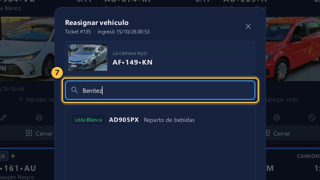 Pero este auto es de un abonado. Búscalo por su apellido, Benítez, o por su matrícula.