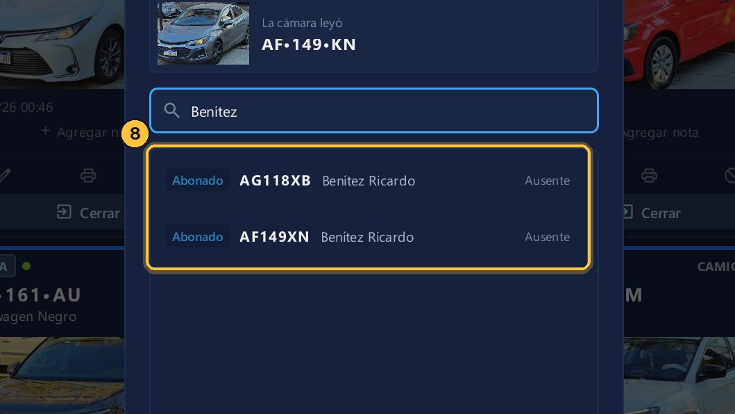 Ricardo tiene dos vehículos.