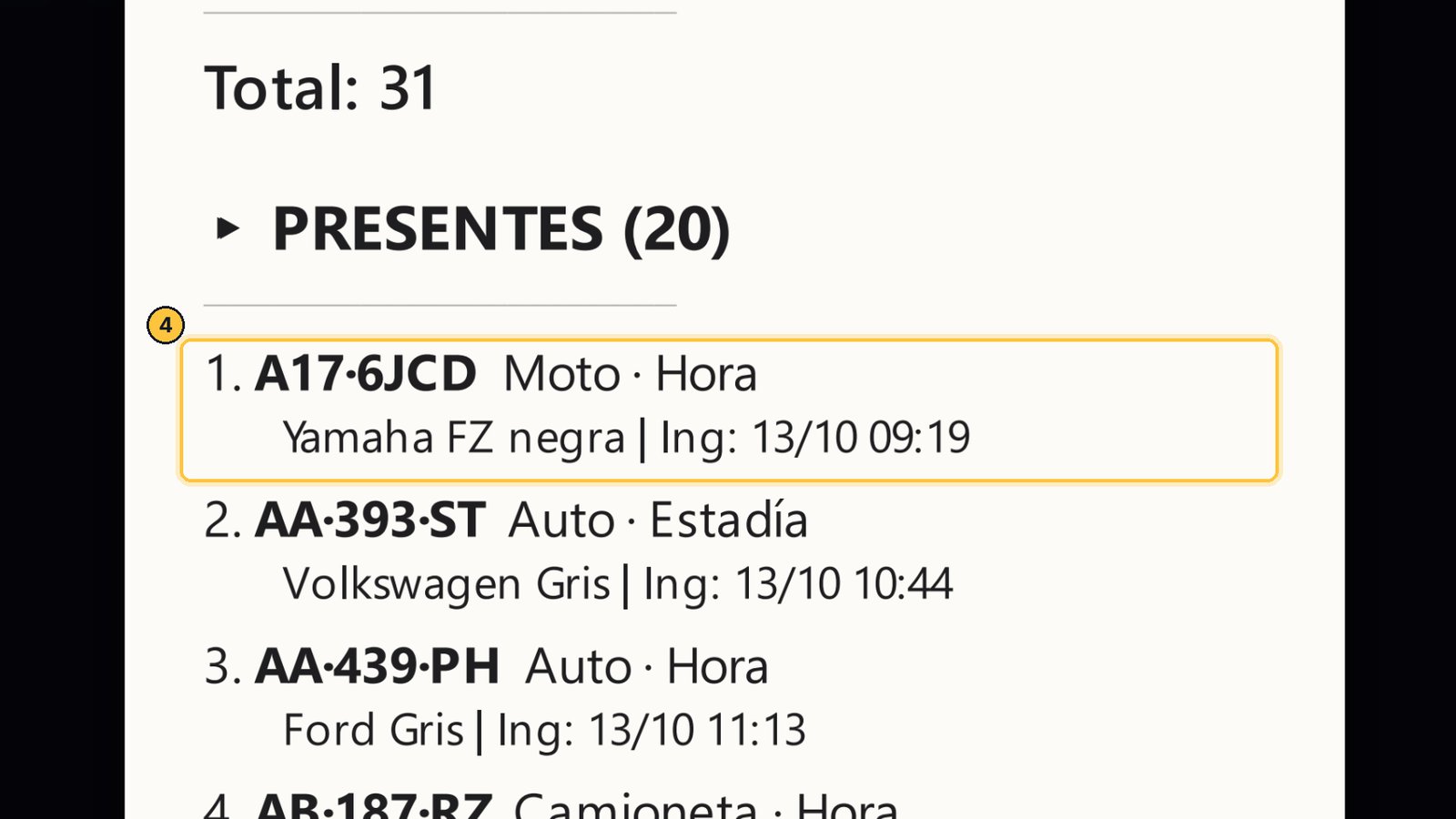 Cada vehículo lleva su número de orden, la matrícula, la categoría y el tipo de tarifa. Y debajo, la descripción y cuándo ingresó.