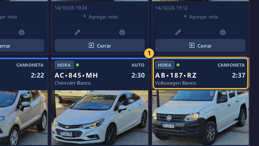 Este vehículo no pagó: todavía tiene el punto verde, está adentro. Ahora la cámara de salida lo lee.