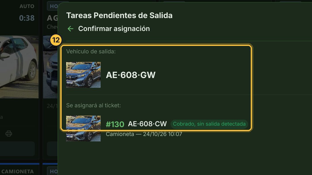 El sistema te muestra los dos juntos: el vehículo que salió y el ticket al que le vas a asignar la salida.