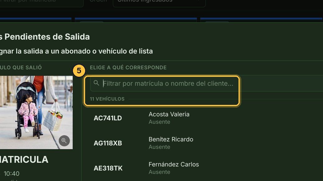 Aparecen todos los abonados y los vehículos de lista. Arriba los filtras por matrícula o por nombre, y eliges el que salió.
