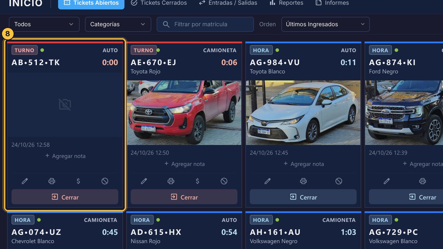 Si quieres cobrarle por adelantado, la tarjeta tiene el botón de pago: aparece porque la tarifa tiene Permitir Cobro anticipado. Al salir, se descuenta lo que ya pagó.