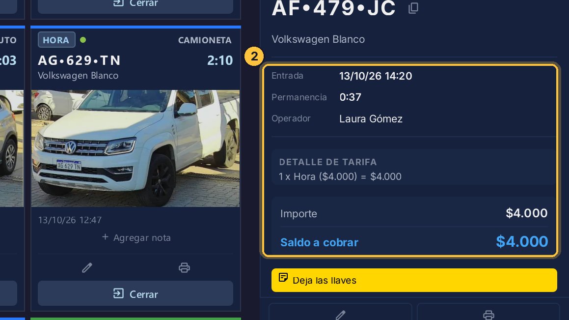 A la derecha se abre el detalle: la entrada, la permanencia, quién lo registró, y cómo se calcula lo que debe hasta este momento.